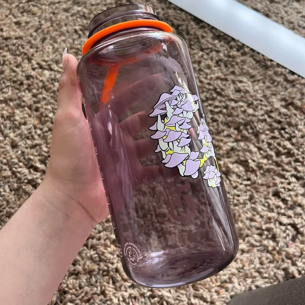 Limited edition mushroom 🍄 Glossier Seattle Water Bottle 💜 - Picture 4 of 6